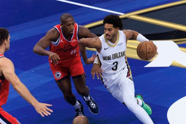 October 31, 2025, Inglewood, California, USA: Jordan Poole 3 of the New Orleans Pelicans drives as Kris Dunn 8 of the Los Angeles Clippers defends during the 2025-2026 Emirates Cup game on Friday October 31, 2025 at Intuit Dome in Inglewood, California. Clippers defeat Pelicans, 126-124. ARIANA RUIZ PI Inglewood USA - ZUMAp124 20251031_zaa_p124_048 Copyright: xArianaxRuizx