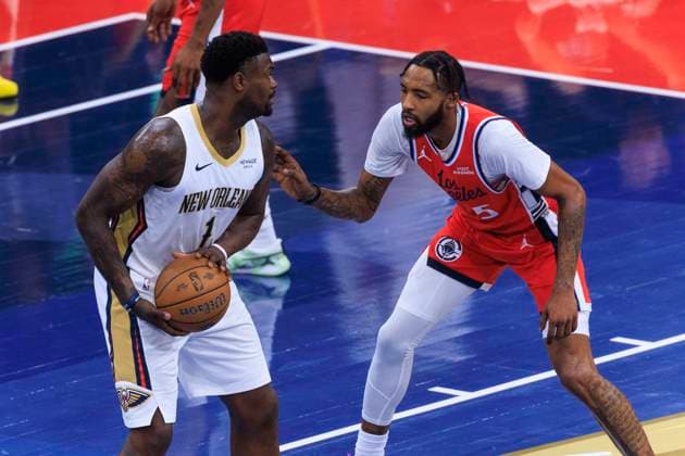 October 31, 2025, Inglewood, California, USA: Zion Williamson 1 of the New Orleans Pelicans receives the ball as Derrick Jones Jr. 5 of the Los Angeles Clippers defends during the 2025-2026 Emirates Cup game on Friday October 31, 2025 at Intuit Dome in Inglewood, California. Clippers defeat Pelicans, 126-124. ARIANA RUIZ PI Inglewood USA - ZUMAp124 20251031_zaa_p124_052 Copyright: xArianaxRuizx