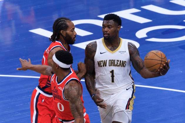 October 31, 2025, Inglewood, California, USA: Zion Williamson 1 of the New Orleans Pelicans receives the ball as Kawhi Leonard 2 and Bradley Beal 0 of the Los Angeles Clippers defend during the 2025-2026 Emirates Cup game on Friday October 31, 2025 at Intuit Dome in Inglewood, California. Clippers defeat Pelicans, 126-124. ARIANA RUIZ PI Inglewood USA - ZUMAp124 20251031_zaa_p124_053 Copyright: xArianaxRuizx