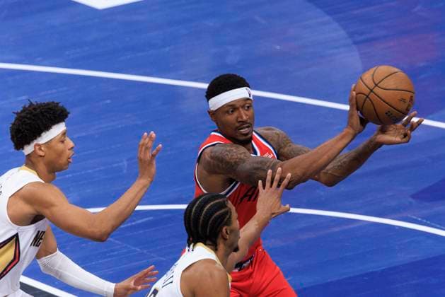 October 31, 2025, Inglewood, California, USA: Bradley Beal 0 of the Los Angeles Clippers passes the ball during the 2025-2026 Emirates Cup game against the New Orleans Pelicans on Friday October 31, 2025 at Intuit Dome in Inglewood, California. Clippers defeat Pelicans, 126-124. ARIANA RUIZ PI Inglewood USA - ZUMAp124 20251031_zaa_p124_054 Copyright: xArianaxRuizx