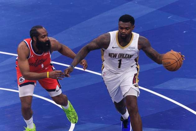 October 31, 2025, Inglewood, California, USA: Zion Williamson 1 of the New Orleans Pelicans receives the ball as James Harden 1 of the Los Angeles Clippers defends during the 2025-2026 Emirates Cup game on Friday October 31, 2025 at Intuit Dome in Inglewood, California. Clippers defeat Pelicans, 126-124. ARIANA RUIZ PI Inglewood USA - ZUMAp124 20251031_zaa_p124_055 Copyright: xArianaxRuizx