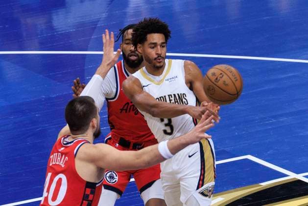 October 31, 2025, Inglewood, California, USA: Jordan Poole 3 of the New Orleans Pelicans passes the ball as Ivica Zubac 40 and Derrick Jones Jr. 5 of the Los Angeles Clippers defend during the 2025-2026 Emirates Cup game on Friday October 31, 2025 at Intuit Dome in Inglewood, California. Clippers defeat Pelicans, 126-124. ARIANA RUIZ PI Inglewood USA - ZUMAp124 20251031_zaa_p124_056 Copyright: xArianaxRuizx