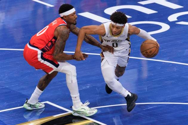 October 31, 2025, Inglewood, California, USA: Jeremiah Fears 0 of the New Orleans Pelicans drives past Bradley Beal 0 of the Los Angeles Clippers during the 2025-2026 Emirates Cup game on Friday October 31, 2025 at Intuit Dome in Inglewood, California. Clippers defeat Pelicans, 126-124. ARIANA RUIZ PI Inglewood USA - ZUMAp124 20251031_zaa_p124_059 Copyright: xArianaxRuizx