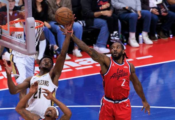 October 31, 2025, Inglewood, California, USA: Kawhi Leonard 2 of the Los Angeles Clippers and Yves Missi 21 of the New Orleans Pelicans reach for the rebound during the 2025-2026 Emirates Cup game on Friday October 31, 2025 at Intuit Dome in Inglewood, California. Clippers defeat Pelicans, 126-124. ARIANA RUIZ PI Inglewood USA - ZUMAp124 20251031_zaa_p124_061 Copyright: xArianaxRuizx