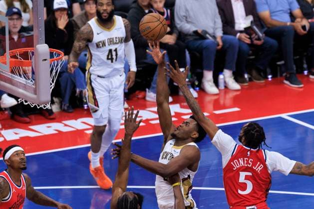 October 31, 2025, Inglewood, California, USA: Yves Missi 21 of the New Orleans Pelicans and Derrick Jones Jr. 5 of the Los Angeles Clippers reach for the rebound during the 2025-2026 Emirates Cup game on Friday October 31, 2025 at Intuit Dome in Inglewood, California. Clippers defeat Pelicans, 126-124. ARIANA RUIZ PI Inglewood USA - ZUMAp124 20251031_zaa_p124_064 Copyright: xArianaxRuizx