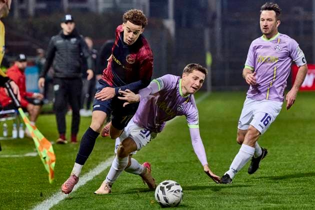 Regionalliga Bayern, SpVgg Unterhaching vs FC Würzburger Kickers, Würzburger Kickers FC, Unterhaching SpVgg, 2025-10-31 in München-Unterhaching (uhlsportPARK Unterhaching) AIGBOJE Jorden (SpVgg Unterhaching Rechtsaußen (Nr.17) (UHG17)), KRAUS Tim (Würzburger Kickers Zentrales Mittelfeld (Nr.31) (FWK31)) sportworld München-Unterhaching uhlsportPARK Unterhaching Bayern Deutschland