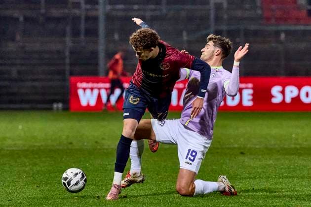 Regionalliga Bayern, SpVgg Unterhaching vs FC Würzburger Kickers, Würzburger Kickers FC, Unterhaching SpVgg, 2025-10-31 in München-Unterhaching (uhlsportPARK Unterhaching) AIGBOJE Jorden (SpVgg Unterhaching Rechtsaußen (Nr.17) (UHG17)), UHL Marius (Würzburger Kickers Innenverteidiger (Nr.19) (FWK19)) sportworld München-Unterhaching uhlsportPARK Unterhaching Bayern Deutschland