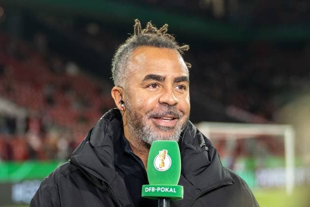 29.10.2025, Fussball: DFB Pokal, Saison 2025 2026, 2. Runde, 1. FC Koeln vs. FC Bayern Muenchen im RheinEnergie Stadion in Koeln. Patrick Owomoyela (Fussballexperte) im Interview vor Spiel. Wichtiger Hinweis: Gemaess den Vorgaben der DFL Deutsche Fussball Liga bzw. des DFB Deutscher Fussball-Bund ist es untersagt, in dem Stadion und oder vom Spiel angefertigte Fotoaufnahmen in Form von Sequenzbildern und oder videoaehnlichen Fotostrecken zu verwerten bzw. verwerten zu lassen. Foto: Kirchner-Media Thomas Haesler *** 29 10 2025, Football DFB Cup, season 2025 2026, 2nd round, 1 FC Koeln vs FC Bayern Muenchen at RheinEnergie Stadium in Koeln Patrick Owomoyela football expert in an interview before the match Important note According to the regulations of the DFL German Football League and the DFB German Football Association, it is prohibited to use or have used photographs taken in the stadium and or of the match in the form of sequential images and or video-like photo series Photo Kirchner Media Thomas Haesler Copyright: xKirchner-Media ThomasxHaeslerx