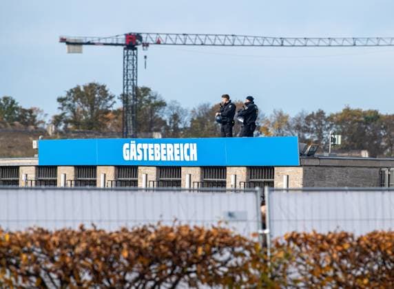 Fussball, Herren, Saison 2025 2026, 2. Bundesliga (11. Spieltag), Hertha BSC - Dynamo Dresden, Polizisten beobachten und filmen Dresdner Fans auf der Anreise zum Stadion, 01.11. 2025,