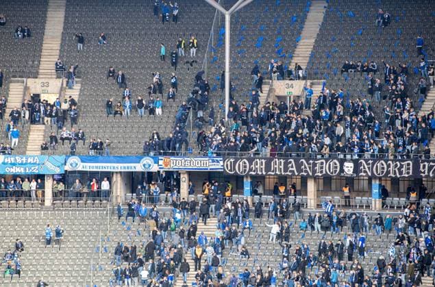 Fussball, Herren, Saison 2025 2026, 2. Bundesliga (11. Spieltag), Hertha BSC - Dynamo Dresden, teils vermummte Fans von Hertha flüchten in die Ostkurve, nachdem sie Kontakt zu Dresdnern suchten, 01.11. 2025,