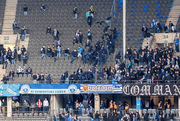 Fussball, Herren, Saison 2025 2026, 2. Bundesliga (11. Spieltag), Hertha BSC - Dynamo Dresden, teils vermummte Fans von Hertha flüchten in die Ostkurve, nachdem sie Kontakt zu Dresdnern suchten, 01.11. 2025,