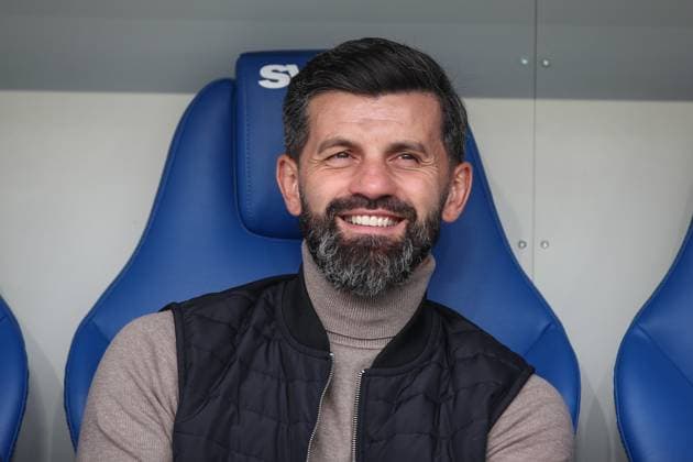 Lachend auf der Reservebank vor dem Spiel Miron Muslic (FC Schalke 04, Chef-Trainer), Karlsruher SC vs. FC Schalke 04, 2. Bundesliga, 11. Spieltag, 2025 2026, 01.11.2025, DFL REGULATIONS PROHIBIT ANY USE OF PHOTOGRAPHS AS IMAGE SEQUENCES AND OR QUASI-VIDEO, Karlsruher SC vs. FC Schalke 04, 2. Bundesliga, 11. Spieltag, 2025 2026, 01.11.2025 Karlsruhe