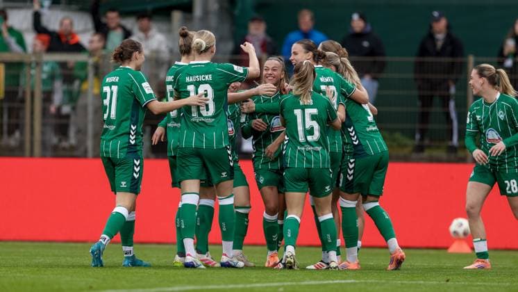 Spielerinnen des SV Werder Bremen mit Torjubel, Jubel, jubeln, jubelt, optimistisch, Spielszene, Highlight, Freude über das Tor zum 1:0, DIE DFB-RICHTLINIEN UNTERSAGEN JEGLICHE NUTZUNG VON FOTOS ALS SEQUENZBILDER UND ODER VIDEOÄHNLICHE FOTOSTRECKEN. DFB REGULATIONS PROHIBIT ANY USE OF PHOTOGRAPHS AS IMAGE SEQUENCES AND OR QUASI-VIDEO., 01.11.2025, Bremen (Deutschland), Fussball, Google Pixel Frauen-Bundesliga, SV Werder Bremen - 1. FC Union Berlin
