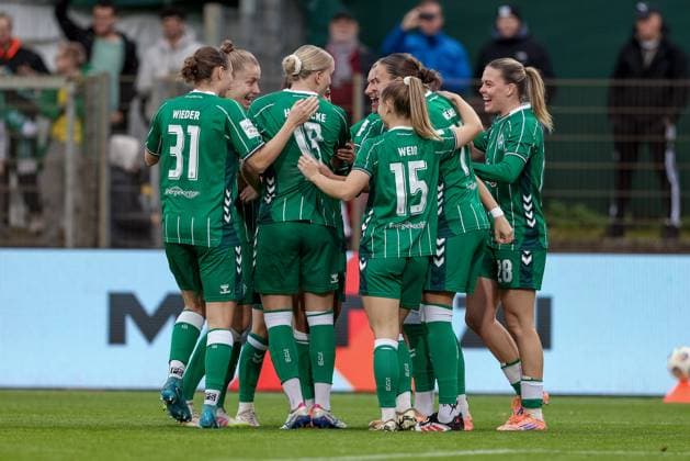 Spielerinnen des SV Werder Bremen mit Torjubel, Jubel, jubeln, jubelt, optimistisch, Spielszene, Highlight, Freude über das Tor zum 1:0, DIE DFB-RICHTLINIEN UNTERSAGEN JEGLICHE NUTZUNG VON FOTOS ALS SEQUENZBILDER UND ODER VIDEOÄHNLICHE FOTOSTRECKEN. DFB REGULATIONS PROHIBIT ANY USE OF PHOTOGRAPHS AS IMAGE SEQUENCES AND OR QUASI-VIDEO., 01.11.2025, Bremen (Deutschland), Fussball, Google Pixel Frauen-Bundesliga, SV Werder Bremen - 1. FC Union Berlin