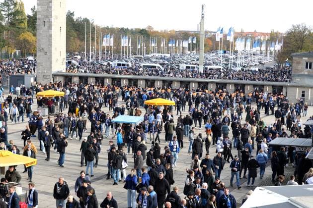 DEU, DFL, 2. FBL, Hertha BSC vs. Dynamo Dresden, 01.11.2025, Berliner Olympiastadion, Berlin, DEU, DFL, 2. FBL, Hertha BSC vs. Dynamo Dresden, im Bild Polizei, Dresdner Fans, Hertha-BSC Fans DFL - regulations prohibit any use of Photographs as image sequences and or quasi-video