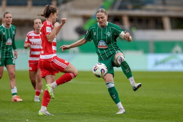 v.li.: Celine Frank (1. FC Union Berlin, 6) und Lina Hausicke (SV Werder Bremen, 18) im Zweikampf, Duell, Dynamik, Aktion, Action, Spielszene, DIE DFB-RICHTLINIEN UNTERSAGEN JEGLICHE NUTZUNG VON FOTOS ALS SEQUENZBILDER UND ODER VIDEOÄHNLICHE FOTOSTRECKEN. DFB REGULATIONS PROHIBIT ANY USE OF PHOTOGRAPHS AS IMAGE SEQUENCES AND OR QUASI-VIDEO., 01.11.2025, Bremen (Deutschland), Fussball, Google Pixel Frauen-Bundesliga, SV Werder Bremen - 1. FC Union Berlin