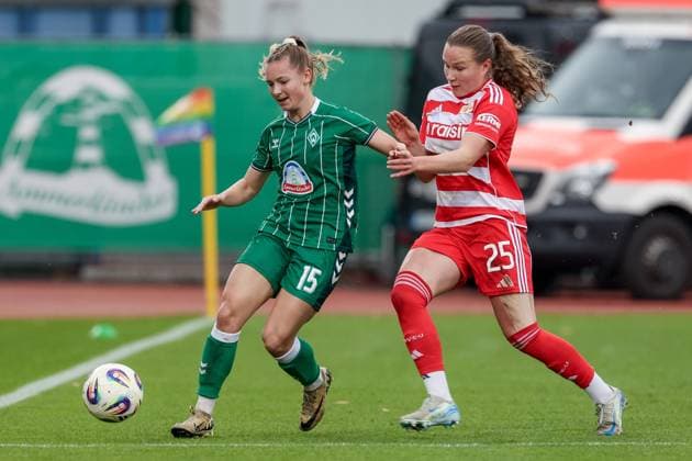 v.li.: Michelle Weiß (SV Werder Bremen, 15) und Ida Heikkinen (1. FC Union Berlin, 25) im Zweikampf, Duell, Dynamik, Aktion, Action, Spielszene, DIE DFB-RICHTLINIEN UNTERSAGEN JEGLICHE NUTZUNG VON FOTOS ALS SEQUENZBILDER UND ODER VIDEOÄHNLICHE FOTOSTRECKEN. DFB REGULATIONS PROHIBIT ANY USE OF PHOTOGRAPHS AS IMAGE SEQUENCES AND OR QUASI-VIDEO., 01.11.2025, Bremen (Deutschland), Fussball, Google Pixel Frauen-Bundesliga, SV Werder Bremen - 1. FC Union Berlin