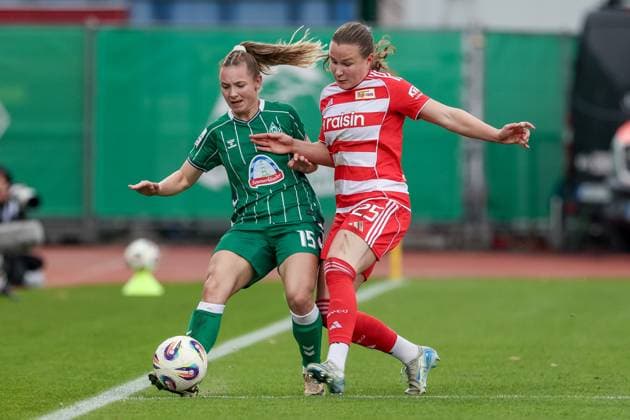 v.li.: Michelle Weiß (SV Werder Bremen, 15) und Ida Heikkinen (1. FC Union Berlin, 25) im Zweikampf, Duell, Dynamik, Aktion, Action, Spielszene, DIE DFB-RICHTLINIEN UNTERSAGEN JEGLICHE NUTZUNG VON FOTOS ALS SEQUENZBILDER UND ODER VIDEOÄHNLICHE FOTOSTRECKEN. DFB REGULATIONS PROHIBIT ANY USE OF PHOTOGRAPHS AS IMAGE SEQUENCES AND OR QUASI-VIDEO., 01.11.2025, Bremen (Deutschland), Fussball, Google Pixel Frauen-Bundesliga, SV Werder Bremen - 1. FC Union Berlin