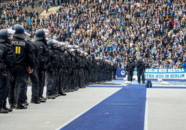 Fussball, Herren, Saison 2025 2026, 2. Bundesliga (11. Spieltag), Hertha BSC - Dynamo Dresden, Polizisten vor der Ostkurve, 01.11. 2025,