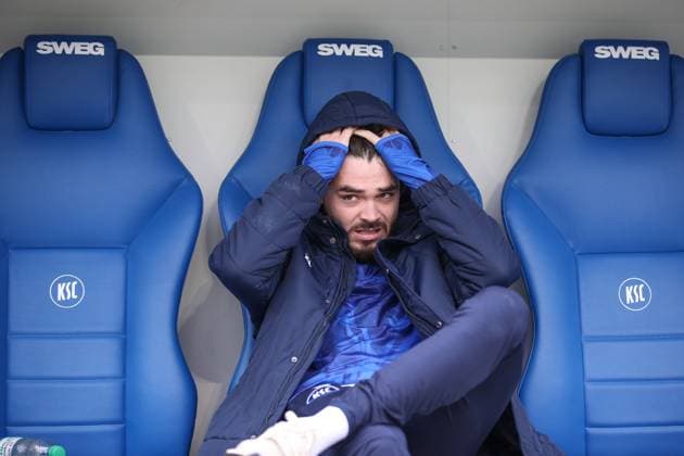 Lilian Egloff (Karlsruher SC, 25) kann heute seiner Mannschaft nicht helfen, verletzt sitzt er auf der Bank vor dem Spiel, Karlsruher SC vs. FC Schalke 04, 2. Bundesliga, 11. Spieltag, 2025 2026, 01.11.2025, DFL REGULATIONS PROHIBIT ANY USE OF PHOTOGRAPHS AS IMAGE SEQUENCES AND OR QUASI-VIDEO, Karlsruher SC vs. FC Schalke 04, 2. Bundesliga, 11. Spieltag, 2025 2026, 01.11.2025 Karlsruhe Copyright: xEibner-Pressefoto JanxPrihodax EP_JPA