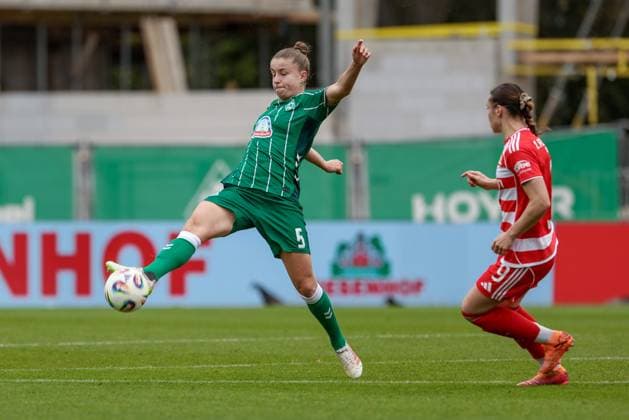 v.li.: Michelle Ulbrich (SV Werder Bremen, 5) und Sophie Weidauer (1. FC Union Berlin, 9) im Zweikampf, Duell, Dynamik, Aktion, Action, Spielszene, DIE DFB-RICHTLINIEN UNTERSAGEN JEGLICHE NUTZUNG VON FOTOS ALS SEQUENZBILDER UND ODER VIDEOÄHNLICHE FOTOSTRECKEN. DFB REGULATIONS PROHIBIT ANY USE OF PHOTOGRAPHS AS IMAGE SEQUENCES AND OR QUASI-VIDEO., 01.11.2025, Bremen (Deutschland), Fussball, Google Pixel Frauen-Bundesliga, SV Werder Bremen - 1. FC Union Berlin