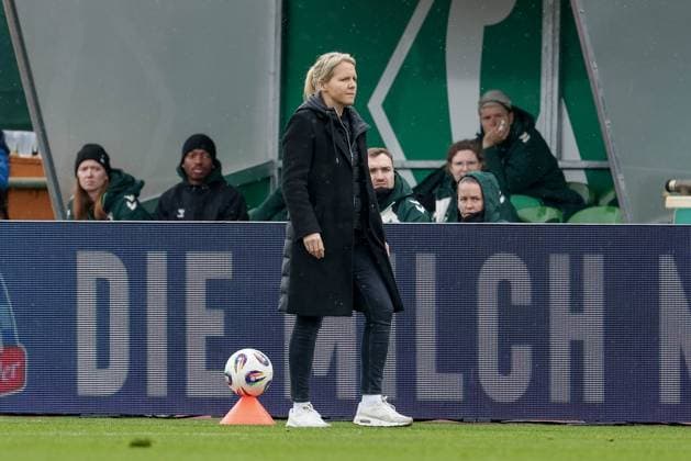 Friederike Kromp (Fritzy Kromp, Trainerin, Cheftrainerin, SV Werder Bremen), DIE DFB-RICHTLINIEN UNTERSAGEN JEGLICHE NUTZUNG VON FOTOS ALS SEQUENZBILDER UND ODER VIDEOÄHNLICHE FOTOSTRECKEN. DFB REGULATIONS PROHIBIT ANY USE OF PHOTOGRAPHS AS IMAGE SEQUENCES AND OR QUASI-VIDEO., 01.11.2025, Bremen (Deutschland), Fussball, Google Pixel Frauen-Bundesliga, SV Werder Bremen - 1. FC Union Berlin
