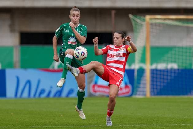 v.li.: Michelle Ulbrich (SV Werder Bremen, 5) und Lisa Heiseler (1. FC Union Berlin, 7)mim Zweikampf, Duell, Dynamik, Aktion, Action, Spielszene, DIE DFB-RICHTLINIEN UNTERSAGEN JEGLICHE NUTZUNG VON FOTOS ALS SEQUENZBILDER UND ODER VIDEOÄHNLICHE FOTOSTRECKEN. DFB REGULATIONS PROHIBIT ANY USE OF PHOTOGRAPHS AS IMAGE SEQUENCES AND OR QUASI-VIDEO., 01.11.2025, Bremen (Deutschland), Fussball, Google Pixel Frauen-Bundesliga, SV Werder Bremen - 1. FC Union Berlin