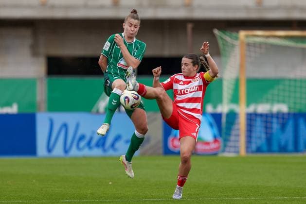 v.li.: Michelle Ulbrich (SV Werder Bremen, 5) und Lisa Heiseler (1. FC Union Berlin, 7)mim Zweikampf, Duell, Dynamik, Aktion, Action, Spielszene, DIE DFB-RICHTLINIEN UNTERSAGEN JEGLICHE NUTZUNG VON FOTOS ALS SEQUENZBILDER UND ODER VIDEOÄHNLICHE FOTOSTRECKEN. DFB REGULATIONS PROHIBIT ANY USE OF PHOTOGRAPHS AS IMAGE SEQUENCES AND OR QUASI-VIDEO., 01.11.2025, Bremen (Deutschland), Fussball, Google Pixel Frauen-Bundesliga, SV Werder Bremen - 1. FC Union Berlin