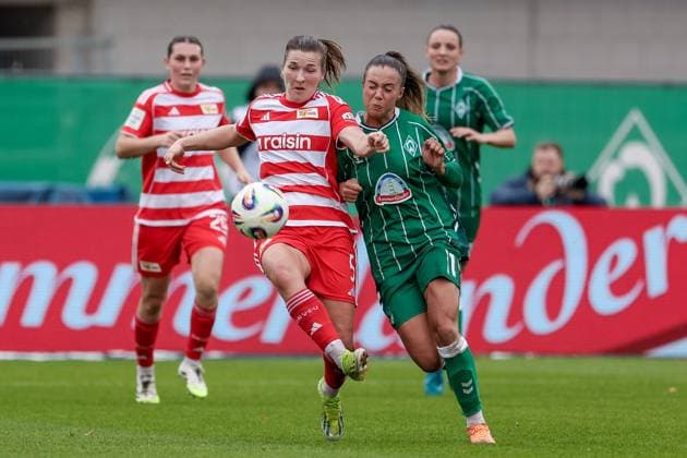 v.li.: Katja Orschmann (1. FC Union Berlin, 5) und Maja Sternad (SV Werder Bremen, 11) im Zweikampf, Duell, Dynamik, Aktion, Action, Spielszene, DIE DFB-RICHTLINIEN UNTERSAGEN JEGLICHE NUTZUNG VON FOTOS ALS SEQUENZBILDER UND ODER VIDEOÄHNLICHE FOTOSTRECKEN. DFB REGULATIONS PROHIBIT ANY USE OF PHOTOGRAPHS AS IMAGE SEQUENCES AND OR QUASI-VIDEO., 01.11.2025, Bremen (Deutschland), Fussball, Google Pixel Frauen-Bundesliga, SV Werder Bremen - 1. FC Union Berlin