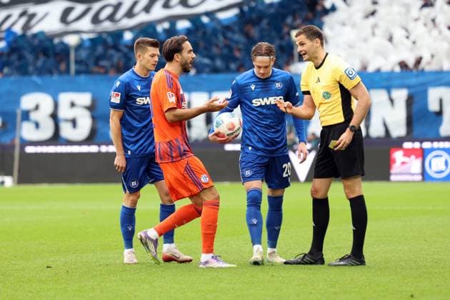 01.11.2025, xrekx, Fussball 2.Bundesliga, Karlsruher SC - FC Schalke 04 v.l. Freistoss KSC Marvin Wanitzek (Karlsruher SC) Kenan Karaman (FC Schalke 04) David Herold (Karlsruher SC) Schiedsrichter Referee Dr. Max Burda (DFL DFB REGULATIONS PROHIBIT ANY USE OF PHOTOGRAPHS as IMAGE SEQUENCES and or QUASI-VIDEO) Karlsruhe