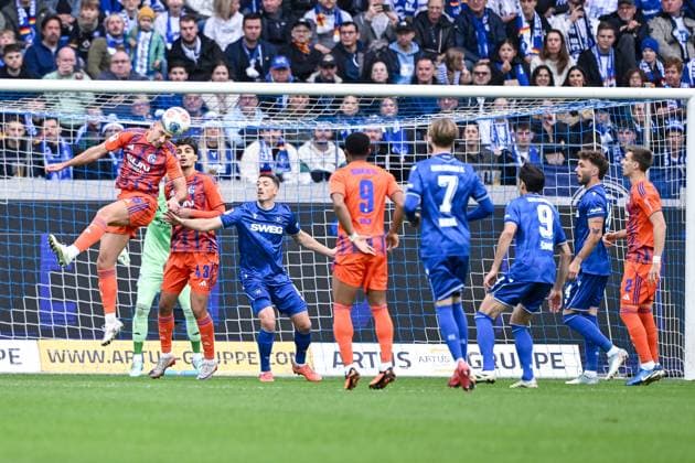 01.11.2025, Fussball, 2. Bundesliga, Saison 2025 2026, 11. Spieltag, Karlsruher SC - FC Schalke 04, Nikola Katic (FC Schalke 04) köpft den Ball raus, xRHR-FOTO YYx