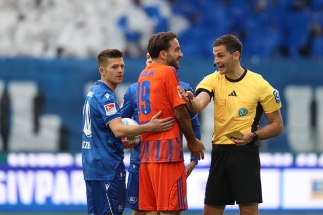 Kenan Karaman (FC Schalke 04, 19) mit der Entscheidung von Schiedsrichter Max Burda nicht zufrieden Marvin Wanitzek (Karlsruher SC, 10), Karlsruher SC vs. FC Schalke 04, 2. Bundesliga, 11. Spieltag, 2025 2026, 01.11.2025, DFL REGULATIONS PROHIBIT ANY USE OF PHOTOGRAPHS AS IMAGE SEQUENCES AND OR QUASI-VIDEO, Karlsruher SC vs. FC Schalke 04, 2. Bundesliga, 11. Spieltag, 2025 2026, 01.11.2025 Karlsruhe