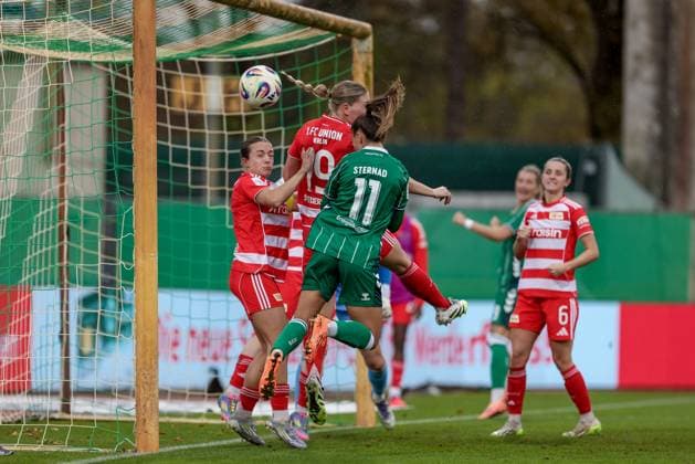 v.li.: Lisa Heiseler (1. FC Union Berlin, 7), Samantha Steuerwald (1. FC Union Berlin, 19) und Torschützin Maja Sternad (SV Werder Bremen, 11) erzielt das Tor zum 2:0, Treffer, Highlight, Torerfolg, DIE DFB-RICHTLINIEN UNTERSAGEN JEGLICHE NUTZUNG VON FOTOS ALS SEQUENZBILDER UND ODER VIDEOÄHNLICHE FOTOSTRECKEN. DFB REGULATIONS PROHIBIT ANY USE OF PHOTOGRAPHS AS IMAGE SEQUENCES AND OR QUASI-VIDEO., 01.11.2025, Bremen (Deutschland), Fussball, Google Pixel Frauen-Bundesliga, SV Werder Bremen - 1. FC Union Berlin