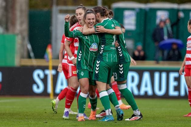 v.li.: Torschützin Maja Sternad (SV Werder Bremen, 11), Verena Wieder (SV Werder Bremen, 31) und Hanna Nemeth (SV Werder Bremen, 23) mit Torjubel, Jubel, jubeln, jubelt, optimistisch, Spielszene, Highlight, Freude über das Tor zum 2:0, DIE DFB-RICHTLINIEN UNTERSAGEN JEGLICHE NUTZUNG VON FOTOS ALS SEQUENZBILDER UND ODER VIDEOÄHNLICHE FOTOSTRECKEN. DFB REGULATIONS PROHIBIT ANY USE OF PHOTOGRAPHS AS IMAGE SEQUENCES AND OR QUASI-VIDEO., 01.11.2025, Bremen (Deutschland), Fussball, Google Pixel Frauen-Bundesliga, SV Werder Bremen - 1. FC Union Berlin