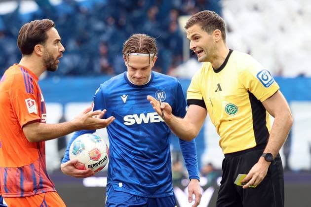 01.11.2025, xrekx, Fussball 2.Bundesliga, Karlsruher SC - FC Schalke 04 v.l. Kenan Karaman (FC Schalke 04) David Herold (Karlsruher SC) Schiedsrichter Referee Dr. Max Burda Mertcan Ayhan (FC Schalke 04) hat eine Gelb Karte erhalten, received a yellow card (DFL DFB REGULATIONS PROHIBIT ANY USE OF PHOTOGRAPHS as IMAGE SEQUENCES and or QUASI-VIDEO) Karlsruhe