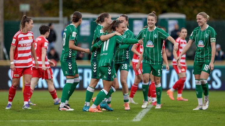 Spielerinnen des SV Werder Bremen mit Torjubel, Jubel, jubeln, jubelt, optimistisch, Spielszene, Highlight, Freude über das Tor zum 2:0 durch Torschützin Maja Sternad (SV Werder Bremen, 11), DIE DFB-RICHTLINIEN UNTERSAGEN JEGLICHE NUTZUNG VON FOTOS ALS SEQUENZBILDER UND ODER VIDEOÄHNLICHE FOTOSTRECKEN. DFB REGULATIONS PROHIBIT ANY USE OF PHOTOGRAPHS AS IMAGE SEQUENCES AND OR QUASI-VIDEO., 01.11.2025, Bremen (Deutschland), Fussball, Google Pixel Frauen-Bundesliga, SV Werder Bremen - 1. FC Union Berlin