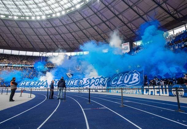 Fussball, Herren, Saison 2025 2026, 2. Bundesliga (11. Spieltag), Hertha BSC - Dynamo Dresden, Fans von Hertha zünden Pyrotechnik, 01.11. 2025,