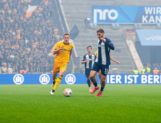 Fussball, Herren, Saison 2025 2026, 2. Bundesliga (11. Spieltag), Hertha BSC - Dynamo Dresden, v.l. Niklas Hauptmann (Dresden), Marton Dardai (Hertha BSC), 01.11. 2025,