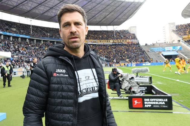 DEU, DFL, 2. FBL, Hertha BSC vs. Dynamo Dresden, 01.11.2025, Berliner Olympiastadion, Berlin, DEU, DFL, 2. FBL, Hertha BSC vs. Dynamo Dresden, im Bild Trainer Thomas Stamm (Dynamo Dresden), Dresdner Fans DFL - regulations prohibit any use of Photographs as image sequences and or quasi-video
