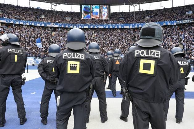 DEU, DFL, 2. FBL, Hertha BSC vs. Dynamo Dresden, 01.11.2025, Berliner Olympiastadion, Berlin, DEU, DFL, 2. FBL, Hertha BSC vs. Dynamo Dresden, im Bild Polizeieinsatz bei den Hertha-BSC Fans DFL - regulations prohibit any use of Photographs as image sequences and or quasi-video