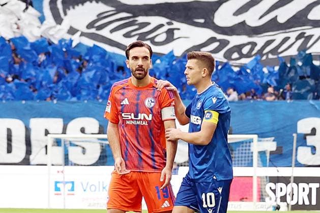 01.11.2025, xrekx, Fussball 2.Bundesliga, Karlsruher SC - FC Schalke 04 v.l. Kenan Karaman (FC Schalke 04) Marvin Wanitzek (Karlsruher SC) (DFL DFB REGULATIONS PROHIBIT ANY USE OF PHOTOGRAPHS as IMAGE SEQUENCES and or QUASI-VIDEO) Karlsruhe