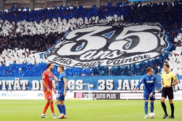 01.11.2025, xrekx, Fussball 2.Bundesliga, Karlsruher SC - FC Schalke 04 v.l. Kenan Karaman (FC Schalke 04) Marvin Wanitzek (Karlsruher SC) David Herold (Karlsruher SC) Schiedsrichter Referee Dr. Max Burda (DFL DFB REGULATIONS PROHIBIT ANY USE OF PHOTOGRAPHS as IMAGE SEQUENCES and or QUASI-VIDEO) Karlsruhe