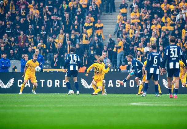 Fussball, Herren, Saison 2025 2026, 2. Bundesliga (11. Spieltag), Hertha BSC - Dynamo Dresden, Michael Cuisance (Hertha BSC) erzielt das Tor zum 1:0 gegen Lars Bünning (Dresden), Tony Menzel (Dresden) und Luca Herrmann (Dresden), 01.11. 2025,