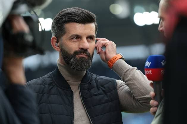 01.11.2025, xhettx, Fussball 2.Bundesliga, Karlsruher SC - FC Schalke 04 v.l. Miron Muslic (FC Schalke 04, Trainer) bei Sky (DFL DFB REGULATIONS PROHIBIT ANY USE OF PHOTOGRAPHS as IMAGE SEQUENCES and or QUASI-VIDEO) Karlsruhe