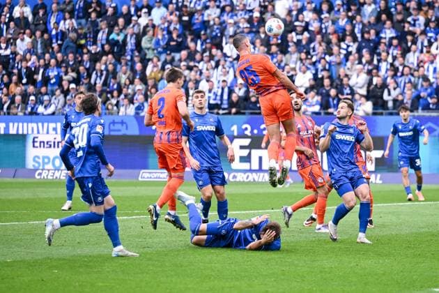 01.11.2025, Fussball, 2. Bundesliga, Saison 2025 2026, 11. Spieltag, Karlsruher SC - FC Schalke 04, Torchance Nikola Katic (FC Schalke 04) xRHR-FOTO YYx