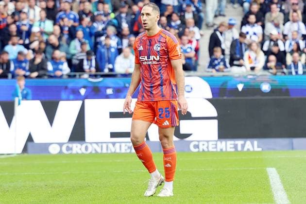 01.11.2025, xrekx, Fussball 2.Bundesliga, Karlsruher SC - FC Schalke 04 v.l. Nikola Katic (FC Schalke 04) (DFL DFB REGULATIONS PROHIBIT ANY USE OF PHOTOGRAPHS as IMAGE SEQUENCES and or QUASI-VIDEO) Karlsruhe