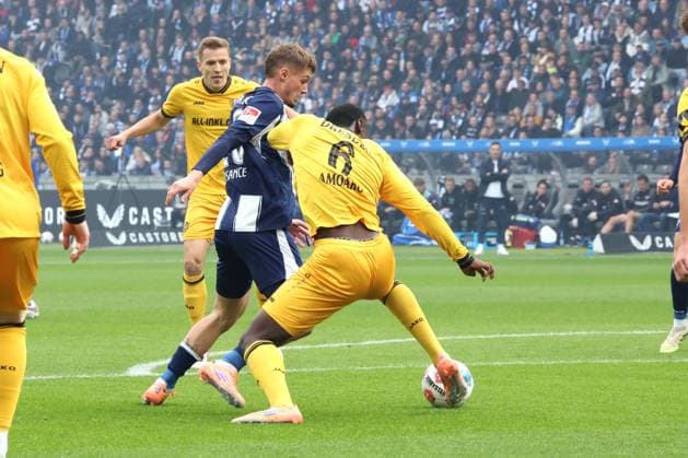 DEU, DFL, 2. FBL, Hertha BSC vs. Dynamo Dresden, 01.11.2025, Berliner Olympiastadion, Berlin, DEU, DFL, 2. FBL, Hertha BSC vs. Dynamo Dresden, im Bild 1:0 durch Michael Cuisance (Hertha BSC Berlin 10), KOFI AMOAKO (Dynamo Dresden 6) DFL - regulations prohibit any use of Photographs as image sequences and or quasi-video