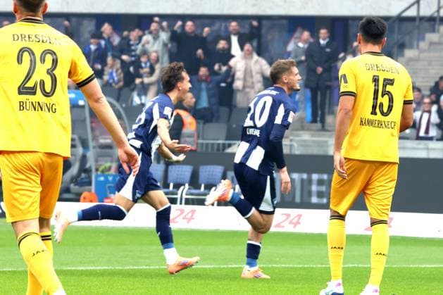 DEU, DFL, 2. FBL, Hertha BSC vs. Dynamo Dresden, 01.11.2025, Berliner Olympiastadion, Berlin, DEU, DFL, 2. FBL, Hertha BSC vs. Dynamo Dresden, im Bild 1:0 durch Michael Cuisance (Hertha BSC Berlin 10), Michal Karbownik (Hertha BSC Berlin 33) DFL - regulations prohibit any use of Photographs as image sequences and or quasi-video