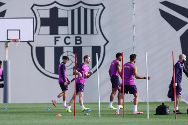 November 1, 2025, Sant Joan Despi, Barcelona, SPAIN: Frenkie de Jong during the training day of FC Barcelona, Barca ahead the Spanish League, La Liga EA Sports, football match against Elche CF at Ciudad Esportiva Joan Gamper on November 01, 2025 in Sant Joan Despi, Barcelona, Spain. Sant Joan Despi SPAIN - ZUMAa181 20251101_zaa_a181_020 Copyright: xJavierxBorregox