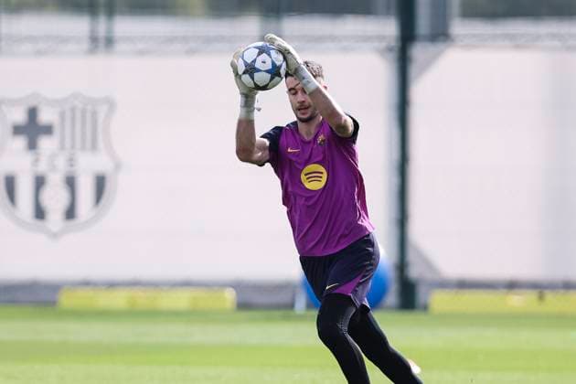 November 1, 2025, Sant Joan Despi, Barcelona, SPAIN: Joan Garcia during the training day of FC Barcelona, Barca ahead the Spanish League, La Liga EA Sports, football match against Elche CF at Ciudad Esportiva Joan Gamper on November 01, 2025 in Sant Joan Despi, Barcelona, Spain. Sant Joan Despi SPAIN - ZUMAa181 20251101_zaa_a181_027 Copyright: xJavierxBorregox